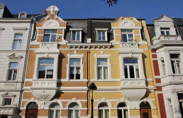 Czy warto zainwestować w mieszkanie w kamienicy?